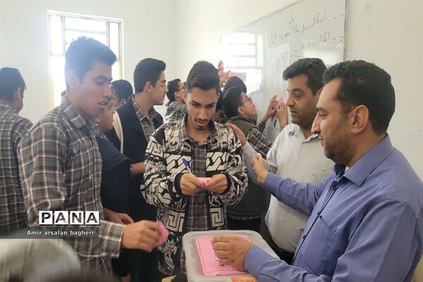 مشق دموکراسی دانش‌آموزان دبیرستان نمازی شیراز