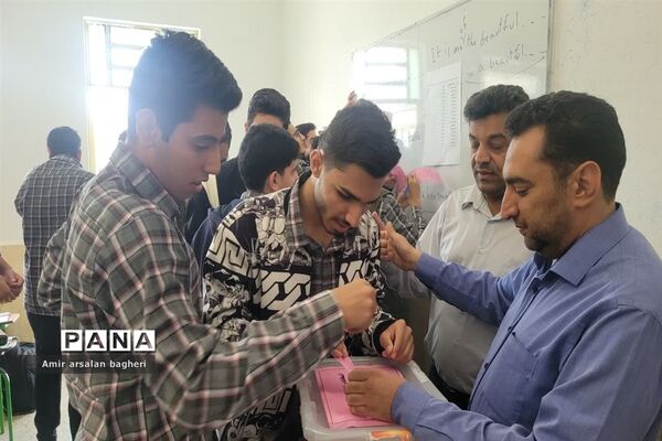 مشق دموکراسی دانش‌آموزان دبیرستان نمازی شیراز