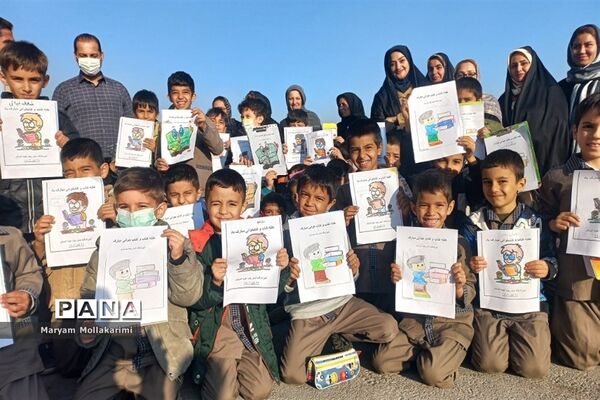 نقاشی همگانی با موضوع کتاب و کتابخوانی در مدرسه امام رضا(ع)