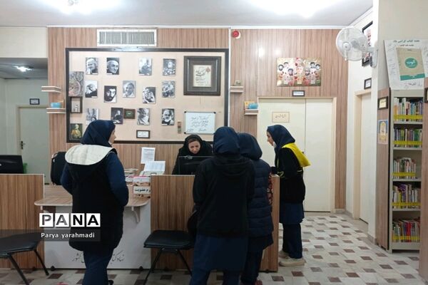 بازدید از کتابخانه ولیعصر شهرستان ورامین به‌مناسبت روز کتاب و کتابخوانی و کتابدار