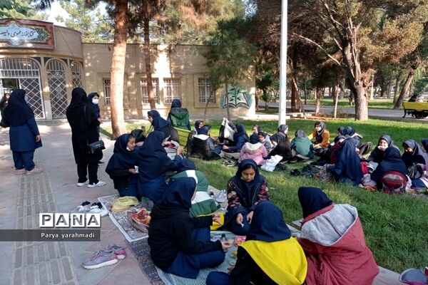بازدید از کتابخانه ولیعصر شهرستان ورامین به‌مناسبت روز کتاب و کتابخوانی و کتابدار