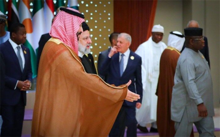 آیت الله رئیسی با استقبال بن‌سلمان وارد اجلاس سازمان همکاری اسلامی شد