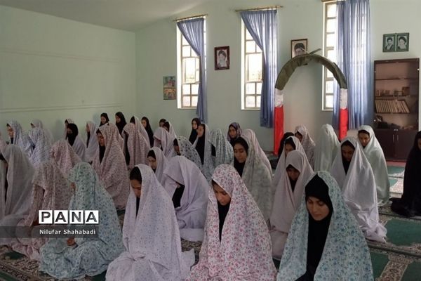 برپایی نماز نور چشم من و محفل انس با قرآن دردبیرستان عصمت صفادشت