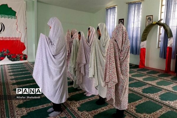 برپایی نماز نور چشم من و محفل انس با قرآن دردبیرستان عصمت صفادشت