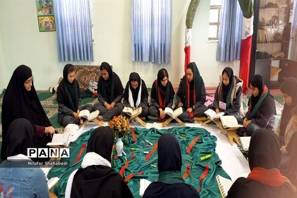 برپایی نماز نور چشم من و محفل انس با قرآن دردبیرستان عصمت صفادشت