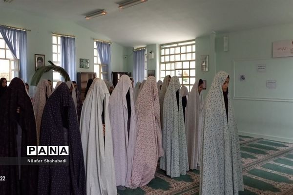 برپایی نماز نور چشم من و محفل انس با قرآن دردبیرستان عصمت صفادشت