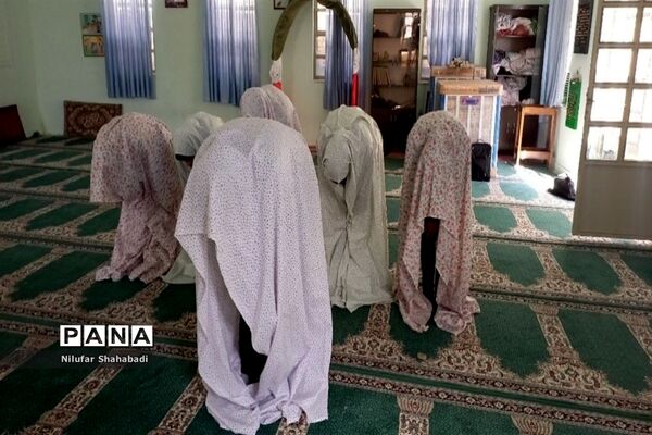 برپایی نماز نور چشم من و محفل انس با قرآن دردبیرستان عصمت صفادشت