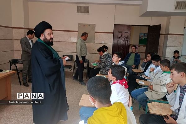 نشست صمیمی امام جمعه بخش رودهن با دانش‌آموزان هنرستان آیت الله رفسنجانی رودهن‌