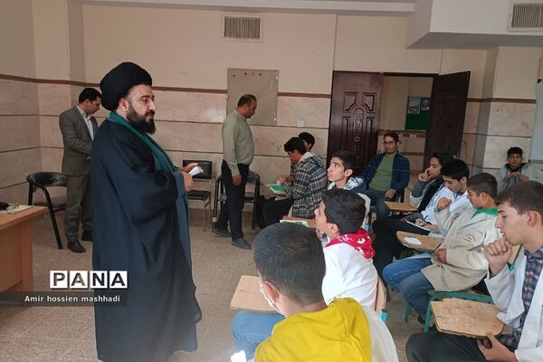 نشست صمیمی امام جمعه بخش رودهن با دانش‌آموزان هنرستان آیت الله رفسنجانی رودهن‌