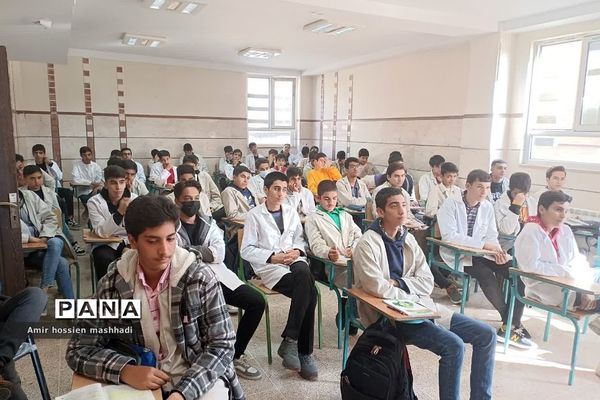 نشست صمیمی امام جمعه بخش رودهن با دانش‌آموزان هنرستان آیت الله رفسنجانی رودهن‌