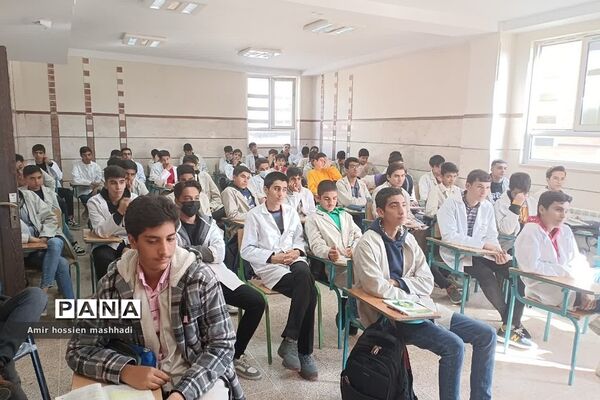 نشست صمیمی امام جمعه بخش رودهن با دانش‌آموزان هنرستان آیت الله رفسنجانی رودهن‌