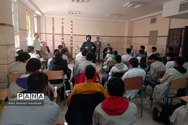 نشست صمیمی امام جمعه بخش رودهن با دانش‌آموزان هنرستان آیت الله رفسنجانی رودهن‌