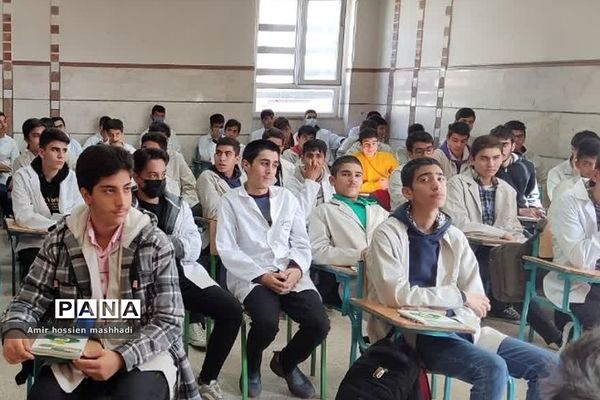 نشست صمیمی امام جمعه بخش رودهن با دانش‌آموزان هنرستان آیت الله رفسنجانی رودهن‌