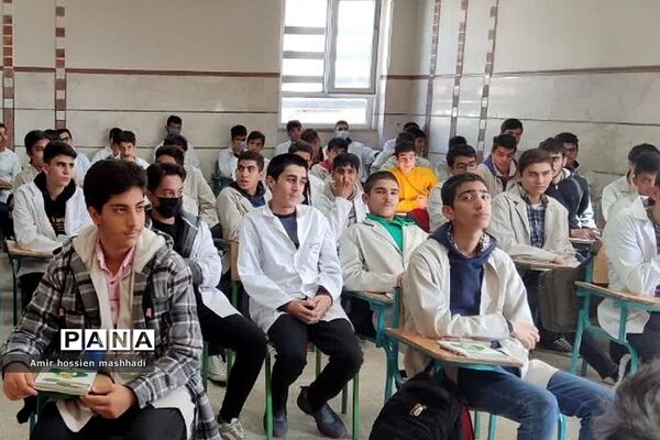 نشست صمیمی امام جمعه بخش رودهن با دانش‌آموزان هنرستان آیت الله رفسنجانی رودهن‌