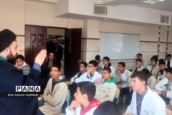 نشست صمیمی امام جمعه بخش رودهن با دانش‌آموزان هنرستان آیت الله رفسنجانی رودهن‌