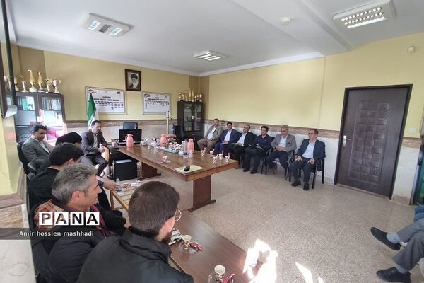 نشست صمیمی امام جمعه بخش رودهن با دانش‌آموزان هنرستان آیت الله رفسنجانی رودهن‌