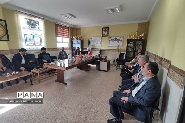 نشست صمیمی امام جمعه بخش رودهن با دانش‌آموزان هنرستان آیت الله رفسنجانی رودهن‌