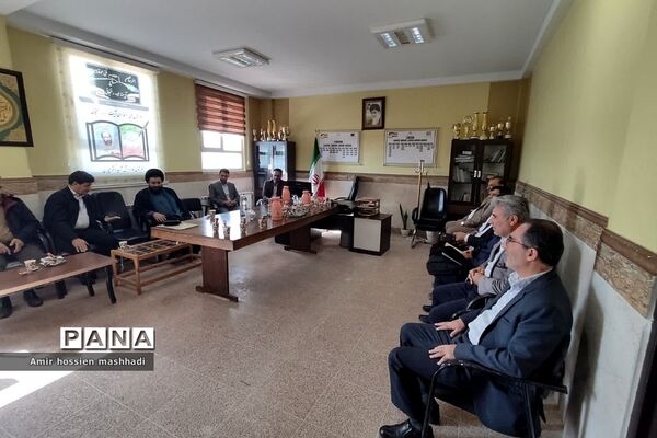 نشست صمیمی امام جمعه بخش رودهن با دانش‌آموزان هنرستان آیت الله رفسنجانی رودهن‌