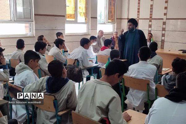 نشست صمیمی امام جمعه بخش رودهن با دانش‌آموزان هنرستان آیت الله رفسنجانی رودهن‌