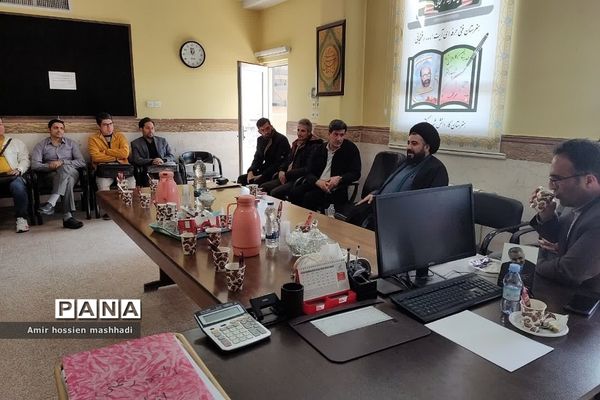 نشست صمیمی امام جمعه بخش رودهن با دانش‌آموزان هنرستان آیت الله رفسنجانی رودهن‌