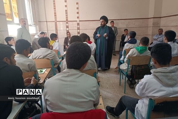نشست صمیمی امام جمعه بخش رودهن با دانش‌آموزان هنرستان آیت الله رفسنجانی رودهن‌