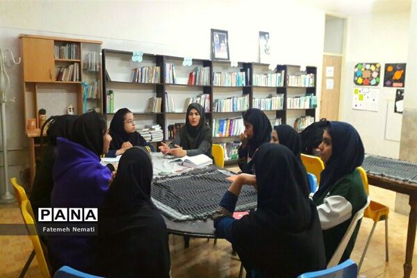 طرح نشست کتاب‌خوانی در دبیرستان دخترانه شایستگان ملارد به‌مناسبت هفته کتاب و کتاب‌خوانی