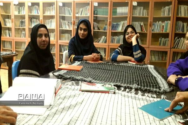 طرح نشست کتاب‌خوانی در دبیرستان دخترانه شایستگان ملارد به‌مناسبت هفته کتاب و کتاب‌خوانی