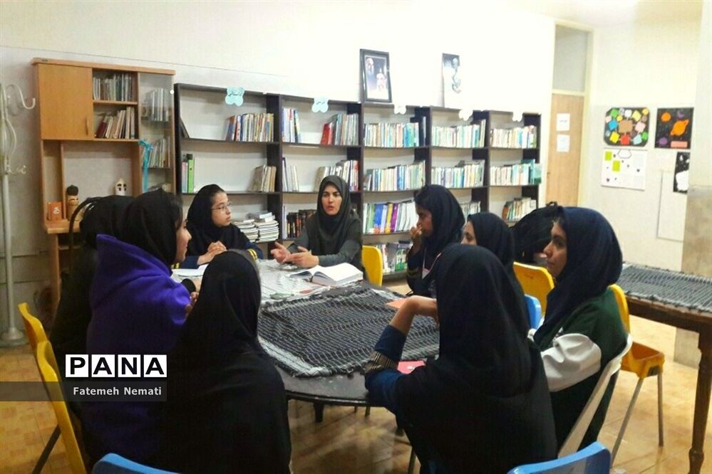 طرح نشست کتاب‌خوانی در دبیرستان دخترانه شایستگان ملارد به‌مناسبت هفته کتاب و کتاب‌خوانی