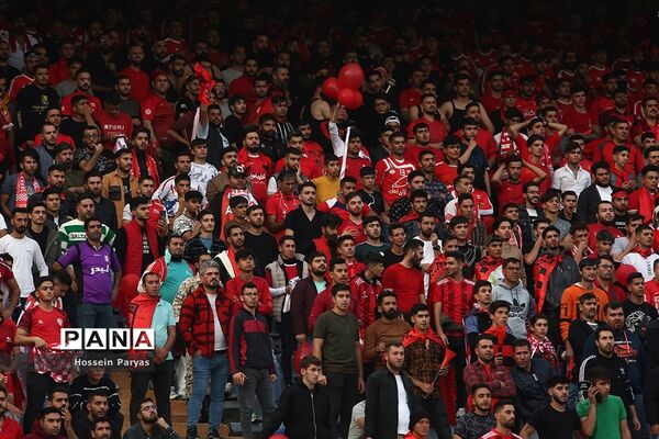دیدار تیم‌های استقلال تهران و تراکتورسازی تبریز