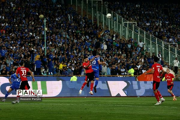 دیدار تیم‌های استقلال تهران و تراکتورسازی تبریز