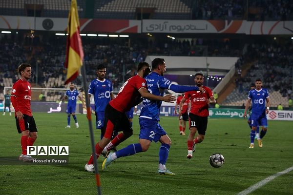 دیدار تیم‌های استقلال تهران و تراکتورسازی تبریز