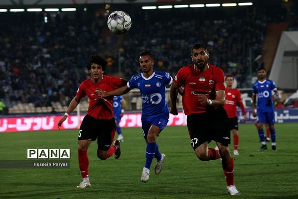 دیدار تیم‌های استقلال تهران و تراکتورسازی تبریز