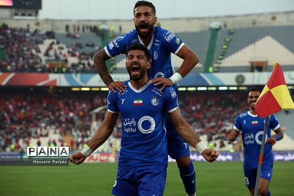 دیدار تیم‌های استقلال تهران و تراکتورسازی تبریز