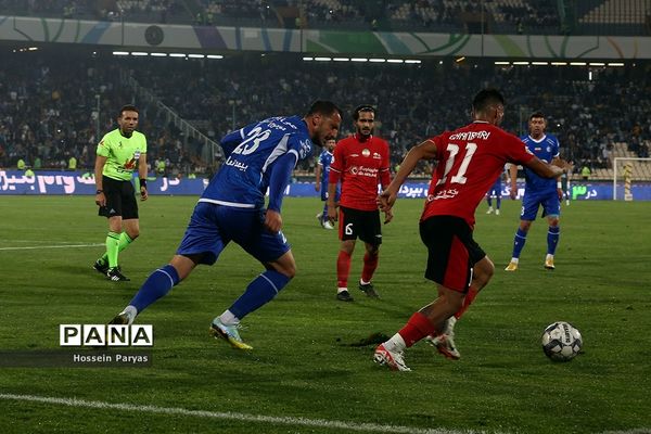 دیدار تیم‌های استقلال تهران و تراکتورسازی تبریز