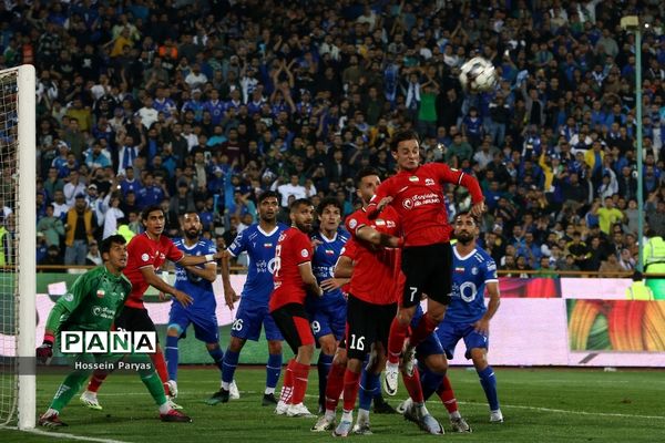 دیدار تیم‌های استقلال تهران و تراکتورسازی تبریز