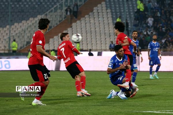 دیدار تیم‌های استقلال تهران و تراکتورسازی تبریز