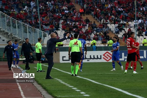 دیدار تیم‌های استقلال تهران و تراکتورسازی تبریز