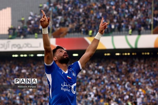 دیدار تیم‌های استقلال تهران و تراکتورسازی تبریز