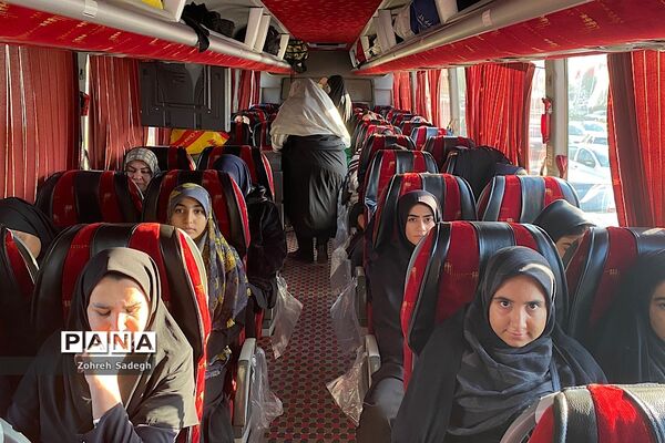 مراسم بدرقه دانش‌آموزان دختر عازم اردوی راهیان‌نور در فرهنگسرای ولاء شهرری
