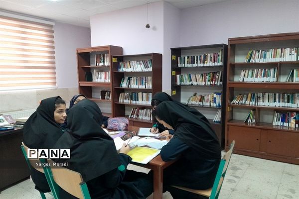 اولین نشست کتاب‌خوانی در دبیرستان استعداد درخشان شهدای مدافع حرم ملارد