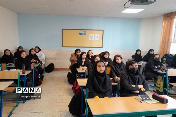 اولین نشست کتاب‌خوانی در دبیرستان استعداد درخشان شهدای مدافع حرم ملارد