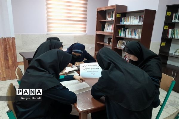 اولین نشست کتاب‌خوانی در دبیرستان استعداد درخشان شهدای مدافع حرم ملارد