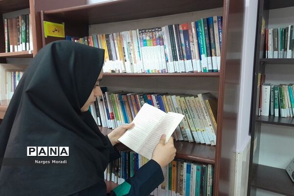 اولین نشست کتاب‌خوانی در دبیرستان استعداد درخشان شهدای مدافع حرم ملارد