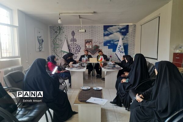 جلسه هم‌اندیشی هیات‌های دانش‌آموزی مدارس در آموزش و پرورش ملارد