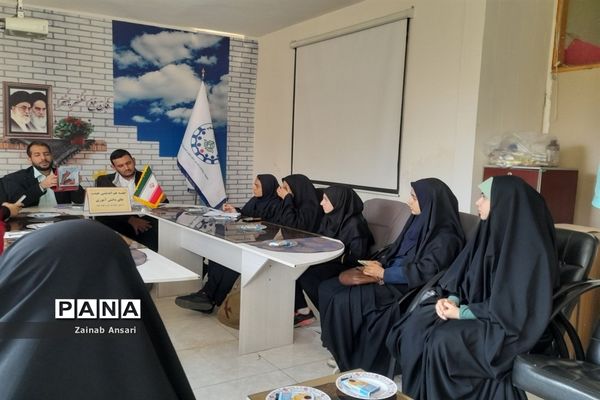 جلسه هم‌اندیشی هیات‌های دانش‌آموزی مدارس در آموزش و پرورش ملارد