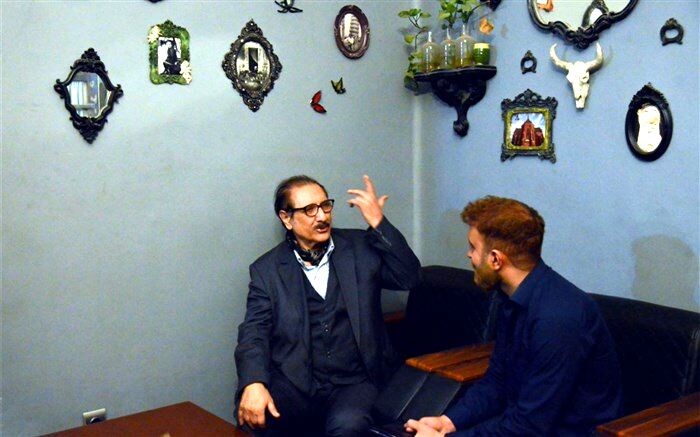 نمایش «مهمانسرای دو دنیا» با حضور استاد ناظر زاده روی صحنه تئاتر رفت