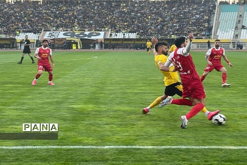 دیدار تیم‌های فوتبال سپاهان اصفهان و پرسپولیس تهران