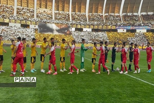 دیدار تیم‌های فوتبال سپاهان اصفهان و پرسپولیس تهران