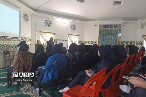کارگاه آموزشی انتخاب رشته و هدایت تحصیلی در دبیرستان شاهد شهید حمامی