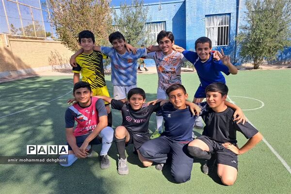 جام فوتبال درون‌مدرسه ای به‌مناسبت هفته بسیج دانش‌آموزی
